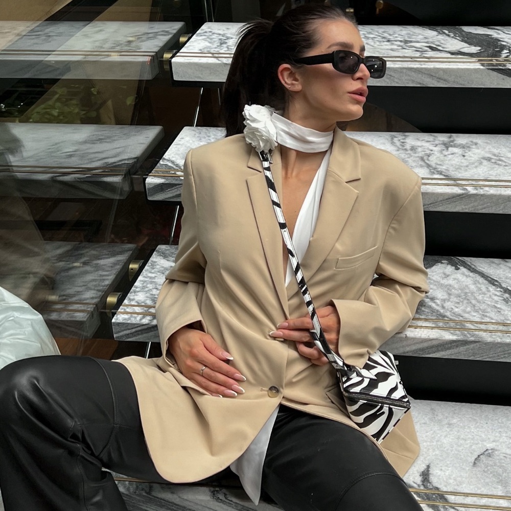 ZARA chic beige open-back blazer